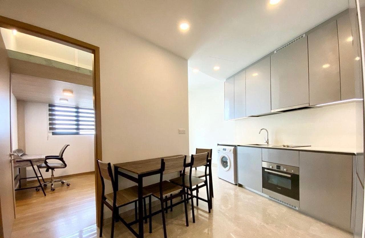 Clean modern kitchen with dining area